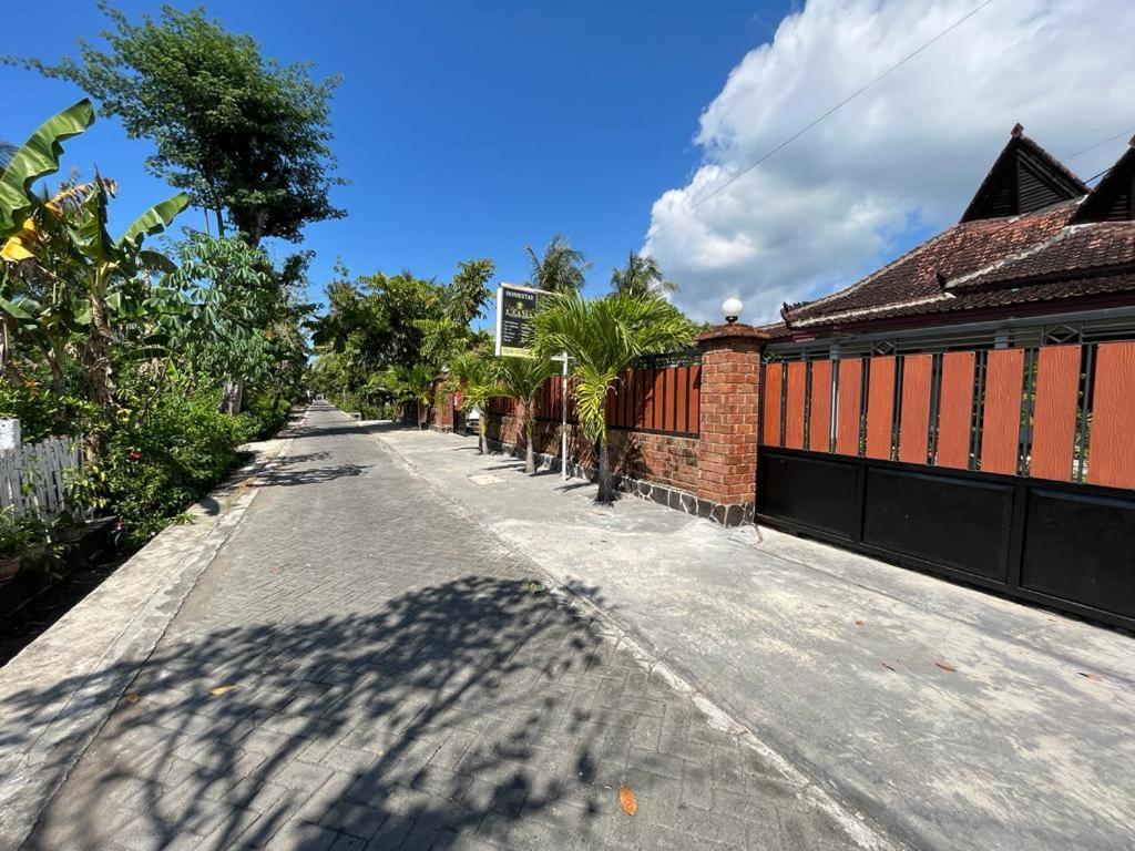 Capital O 92615 Villa Utama D'Alas Purwo Ringinpintu Экстерьер фото